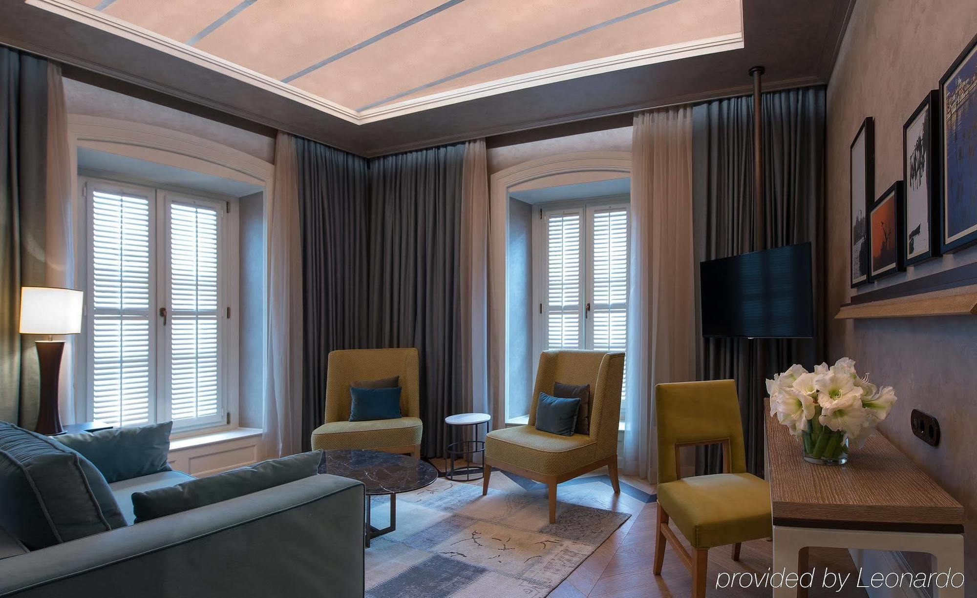 10 Karakoy Istanbul Hotel Bagian luar foto The interior of a suite at the hotel